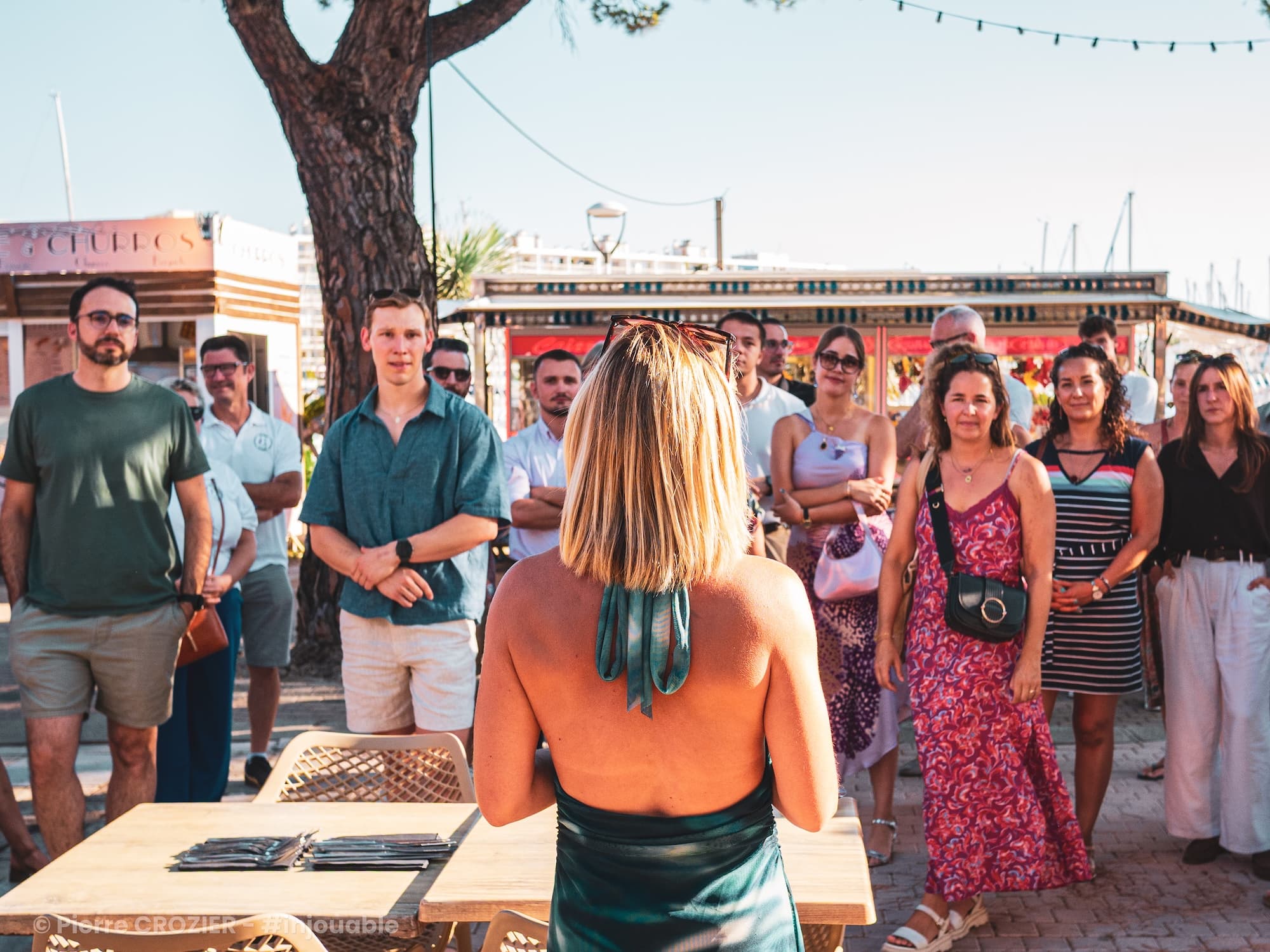 Margot Caron en conversation avec des membres pendant un afterwork du Comptoir In Link